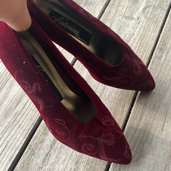 Vintage Notorious For Bakers Leeds Maroon Wine Velvet Kitten Heels Size 10B - Picture 12 of 12